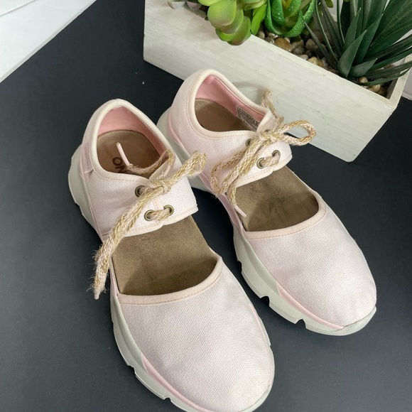 Skechers White Textured Athletic Shoes - Picture 2 of 5